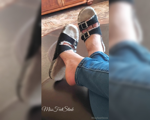 Tori Valentine aka missfeetstinkvip Foot Fetish - 11-04-2023 OnlyFans Video - These fuzzy sandals actually look far worse than this right now