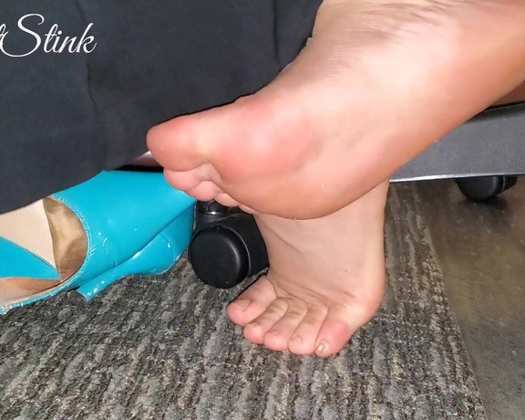 Tori Valentine aka missfeetstinkvip Foot Fetish - 09-21-2023 OnlyFans Video - You hid under my desk just so you could get close to my feet