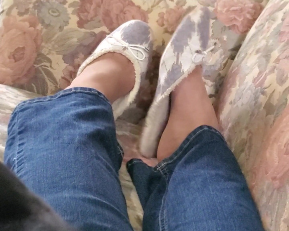 Tori Valentine aka missfeetstinkvip Foot Fetish - 09-27-2023 OnlyFans Video - One of my cats decided she wanted to rest on my belly while I recorded this