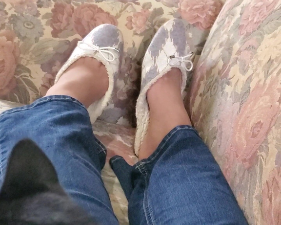 Tori Valentine aka missfeetstinkvip Foot Fetish - 09-27-2023 OnlyFans Video - One of my cats decided she wanted to rest on my belly while I recorded this