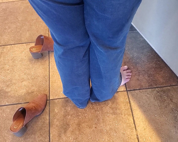 Tori Valentine aka missfeetstinkvip Foot Fetish - 12-27-2023 OnlyFans Video - Follow me from the counter to the soda fountain amp booth at Taco Bell as I