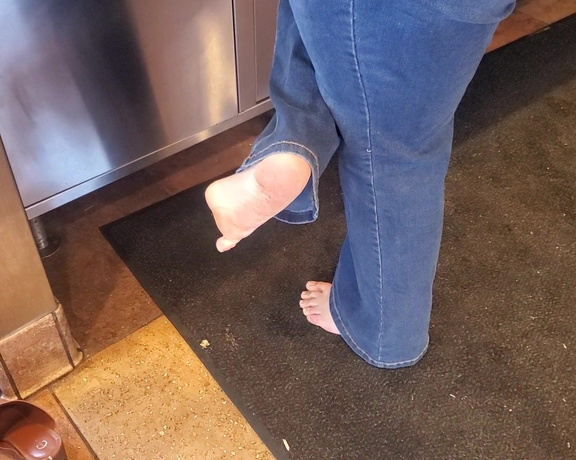 Tori Valentine aka missfeetstinkvip Foot Fetish - 12-27-2023 OnlyFans Video - Follow me from the counter to the soda fountain amp booth at Taco Bell as I