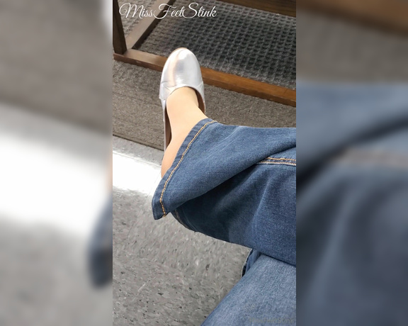 Tori Valentine aka missfeetstinkvip Foot Fetish - 11-05-2023 OnlyFans Video - Had to get my oil changed amp it took longer than I expected