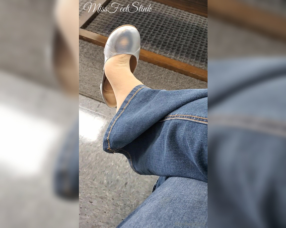 Tori Valentine aka missfeetstinkvip Foot Fetish - 11-05-2023 OnlyFans Video - Had to get my oil changed amp it took longer than I expected