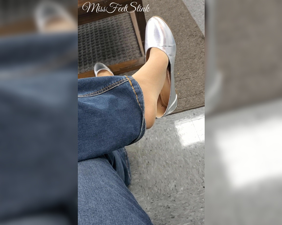 Tori Valentine aka missfeetstinkvip Foot Fetish - 11-05-2023 OnlyFans Video - Had to get my oil changed amp it took longer than I expected