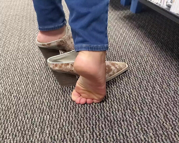 Tori Valentine aka missfeetstinkvip Foot Fetish - 01-09-2024 OnlyFans Video - I stopped my my local video game store on Saturday night to see if they had