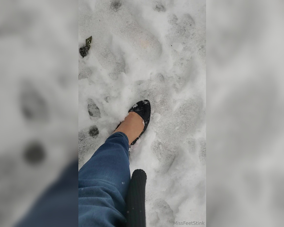 Tori Valentine aka missfeetstinkvip Foot Fetish - 01-20-2024 OnlyFans Video - Lets go play in the snow