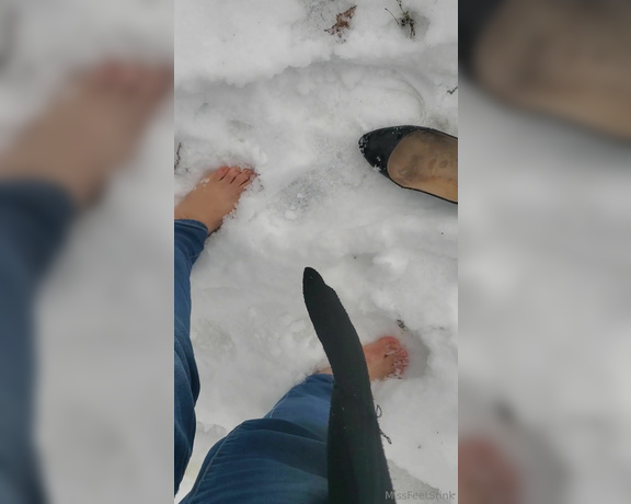 Tori Valentine aka missfeetstinkvip Foot Fetish - 01-20-2024 OnlyFans Video - Lets go play in the snow