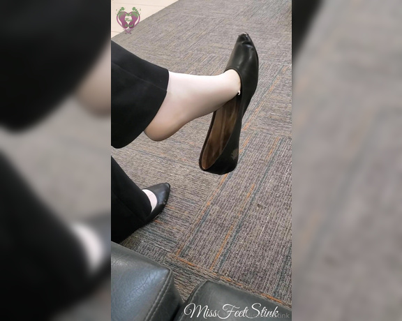 Tori Valentine aka missfeetstinkvip Foot Fetish - 04-10-2024 OnlyFans Video - Two dangling in nylons clips for you