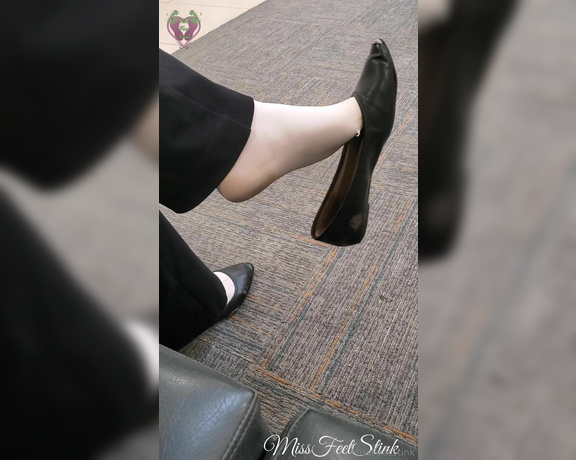 Tori Valentine aka missfeetstinkvip Foot Fetish - 04-10-2024 OnlyFans Video - Two dangling in nylons clips for you