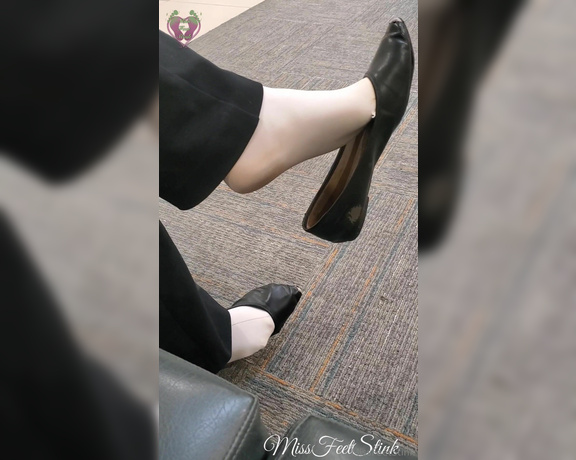 Tori Valentine aka missfeetstinkvip Foot Fetish - 04-10-2024 OnlyFans Video - Two dangling in nylons clips for you