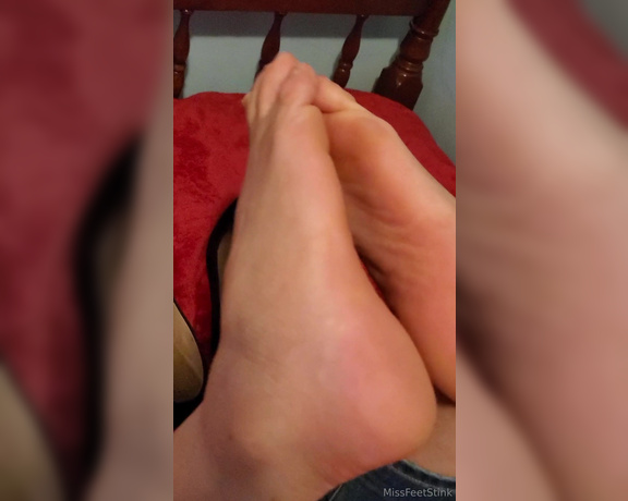 Tori Valentine aka missfeetstinkvip Foot Fetish - 04-11-2024 OnlyFans Video - Im laying on the bed, minding my own business amp here you come to get some