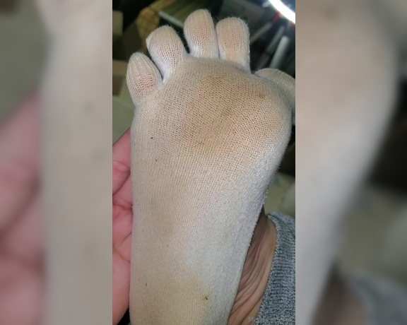 Tori Valentine aka missfeetstinkvip Foot Fetish - 04-30-2024 OnlyFans Video - Sweaty, stained amp stinking I dont know any other way to describe this pair of toe