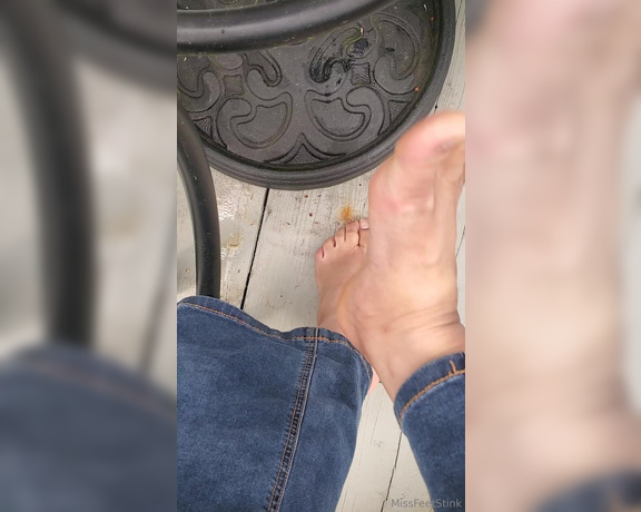 Tori Valentine aka missfeetstinkvip Foot Fetish - 04-21-2024 OnlyFans Video - Lets go out on the deck amp relax for a while