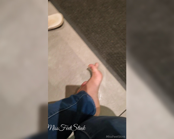 Tori Valentine aka missfeetstinkvip Foot Fetish - 03-12-2024 OnlyFans Video - It was finally warm enough for me to wear flip flops out at night