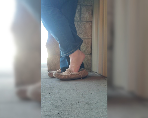 Tori Valentine aka missfeetstinkvip Foot Fetish - 03-23-2024 OnlyFans Video - Lets explore my Ugg Moccasins