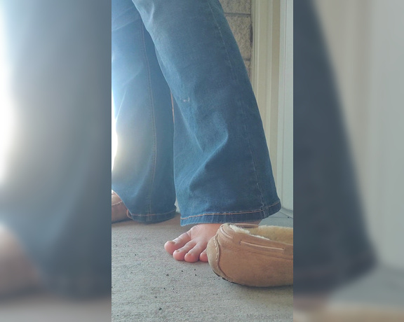 Tori Valentine aka missfeetstinkvip Foot Fetish - 03-23-2024 OnlyFans Video - Lets explore my Ugg Moccasins