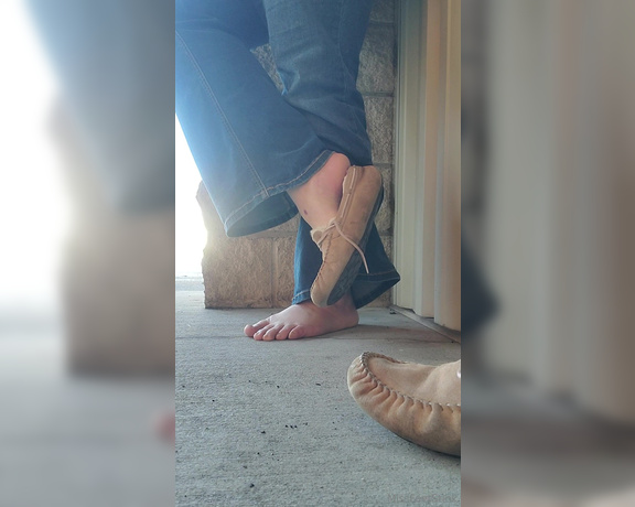 Tori Valentine aka missfeetstinkvip Foot Fetish - 03-23-2024 OnlyFans Video - Lets explore my Ugg Moccasins