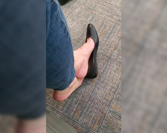 Tori Valentine aka missfeetstinkvip Foot Fetish - 05-15-2024 OnlyFans Video - A little dangle at the mall