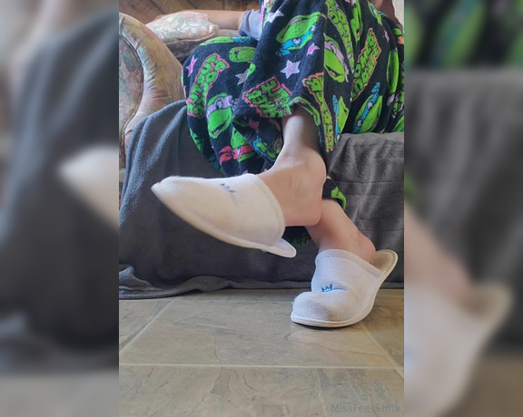 Tori Valentine aka missfeetstinkvip Foot Fetish - 03-30-2024 OnlyFans Video - Lazy day off from work