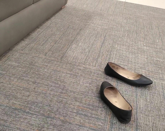 Tori Valentine aka missfeetstinkvip Foot Fetish - 04-16-2024 OnlyFans Video - Dangling flats, then loosing them out in the floor at the mall is what we have