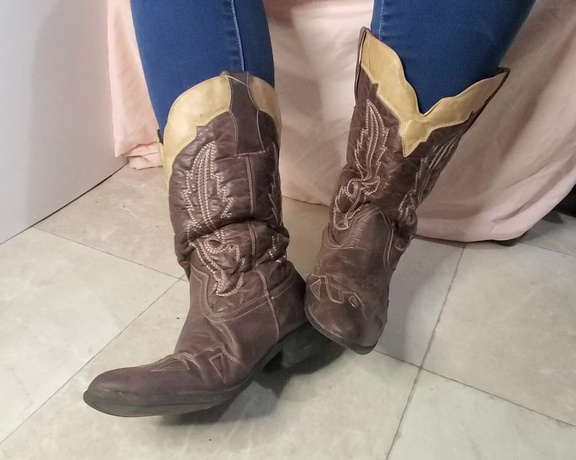 Tori Valentine aka missfeetstinkvip Foot Fetish - 05-12-2024 OnlyFans Video - Oh my cowboy boots return I hear some of you all like stinky boot feet