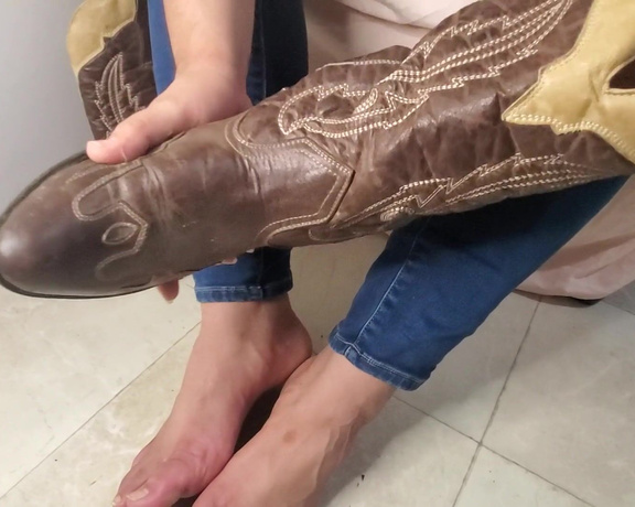 Tori Valentine aka missfeetstinkvip Foot Fetish - 05-12-2024 OnlyFans Video - Oh my cowboy boots return I hear some of you all like stinky boot feet