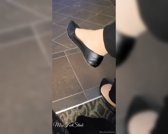 Tori Valentine aka missfeetstinkvip Foot Fetish - 05-15-2024 OnlyFans Video - A little dangle at the mall