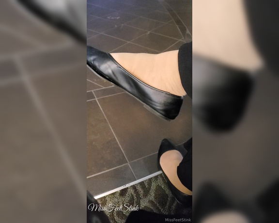 Tori Valentine aka missfeetstinkvip Foot Fetish - 05-15-2024 OnlyFans Video - A little dangle at the mall