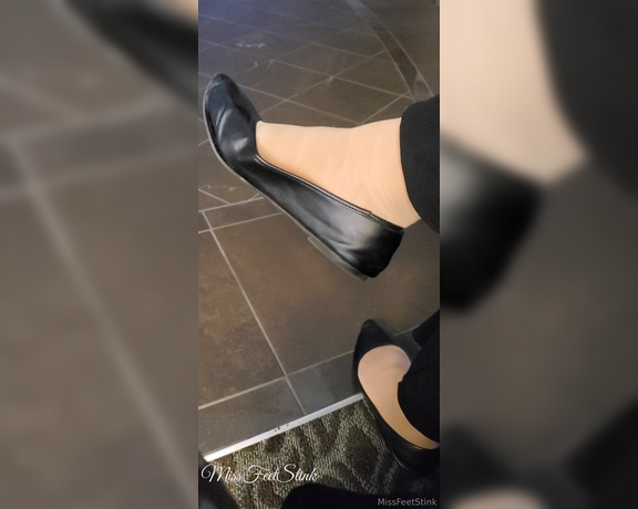 Tori Valentine aka missfeetstinkvip Foot Fetish - 05-15-2024 OnlyFans Video - A little dangle at the mall