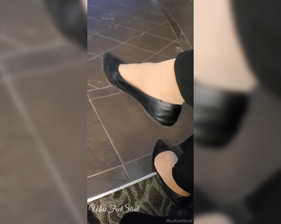 Tori Valentine aka missfeetstinkvip Foot Fetish - 05-15-2024 OnlyFans Video - A little dangle at the mall