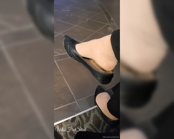 Tori Valentine aka missfeetstinkvip Foot Fetish - 05-15-2024 OnlyFans Video - A little dangle at the mall