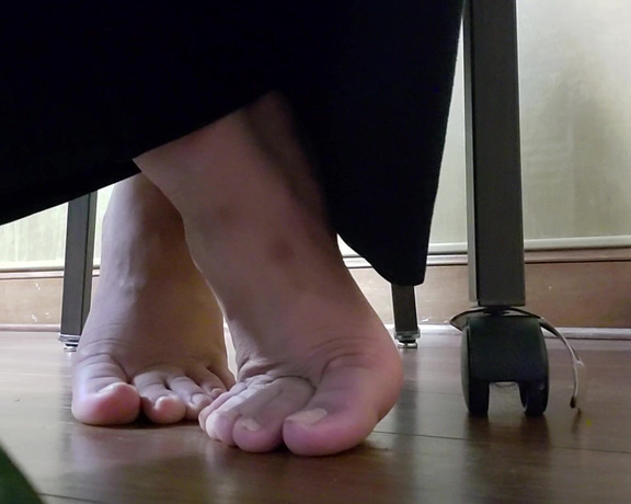 Tori Valentine aka missfeetstinkvip Foot Fetish - 05-16-2024 OnlyFans Video - This whole working thing that we all have to do can be strenuous