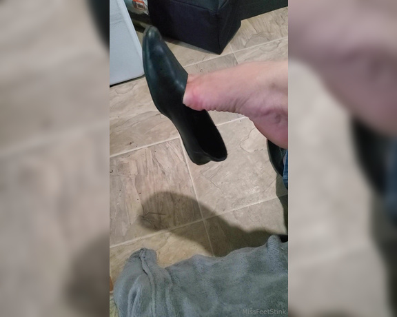 Tori Valentine aka missfeetstinkvip Foot Fetish - 05-28-2024 OnlyFans Video - I know some if you enjoy watching a woman dangle her shoes off her toes and,