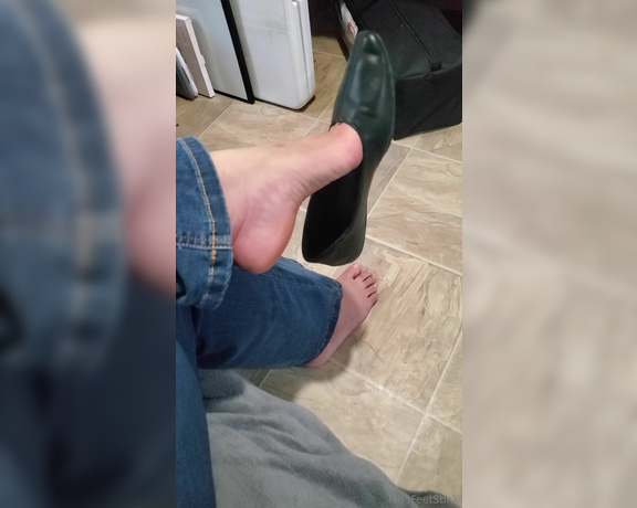 Tori Valentine aka missfeetstinkvip Foot Fetish - 05-28-2024 OnlyFans Video - I know some if you enjoy watching a woman dangle her shoes off her toes and,