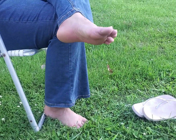 Tori Valentine aka missfeetstinkvip Foot Fetish - 05-22-2024 OnlyFans Video - Flops are out in full force, but they dont stay on long