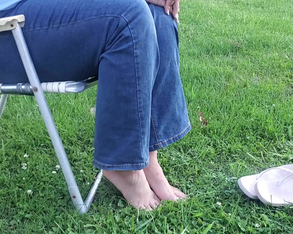 Tori Valentine aka missfeetstinkvip Foot Fetish - 05-22-2024 OnlyFans Video - Flops are out in full force, but they dont stay on long