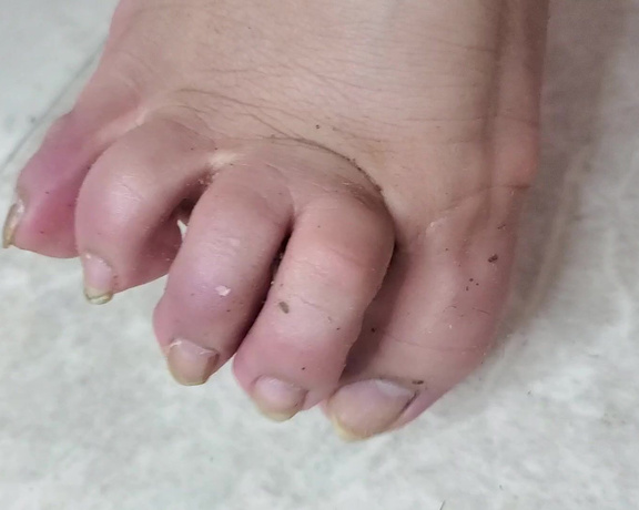 Tori Valentine aka missfeetstinkvip Foot Fetish - 06-11-2024 OnlyFans Video - Do you want a foot tour How bout a dirty foot tour And when I say