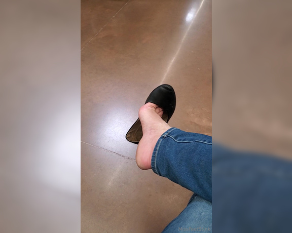 Tori Valentine aka missfeetstinkvip Foot Fetish - 06-18-2024 OnlyFans Video - Waiting on a prescription to be filled gives the the opportunity to stink up the pharmacy