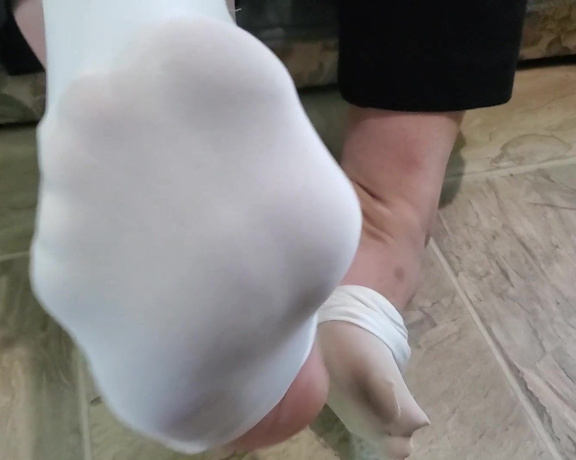 Tori Valentine aka missfeetstinkvip Foot Fetish - 07-20-2024 OnlyFans Video - Lets get these stinky, damp nylons off, shall we Ive had them on way too long