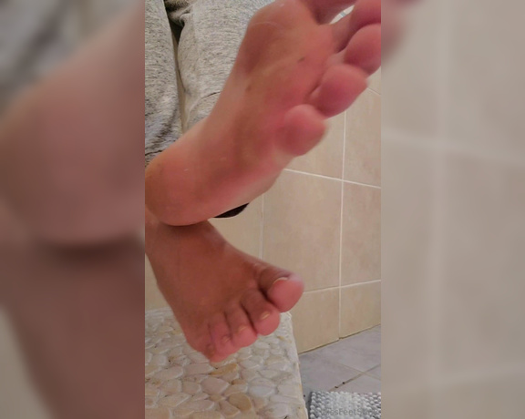 Tori Valentine aka missfeetstinkvip Foot Fetish - 07-24-2024 OnlyFans Video - Well, you caught me getting ready for my bath