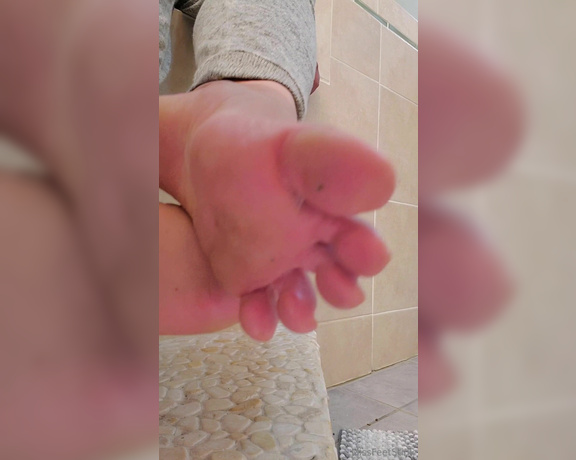 Tori Valentine aka missfeetstinkvip Foot Fetish - 07-24-2024 OnlyFans Video - Well, you caught me getting ready for my bath