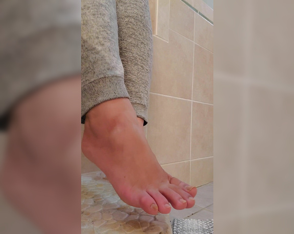 Tori Valentine aka missfeetstinkvip Foot Fetish - 07-24-2024 OnlyFans Video - Well, you caught me getting ready for my bath