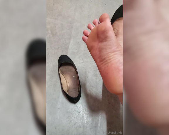 Tori Valentine aka missfeetstinkvip Foot Fetish - 07-21-2024 OnlyFans Video - Well, while my sister takes her sweet time packing junk in her storage unit, I thought