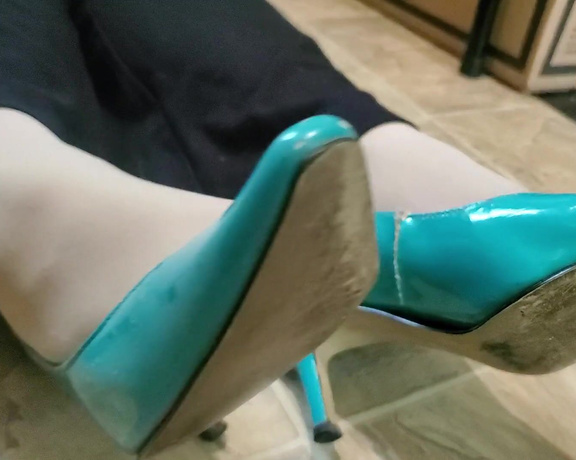 Tori Valentine aka missfeetstinkvip Foot Fetish - 07-07-2024 OnlyFans Video - I swear I own heels in better shape than these