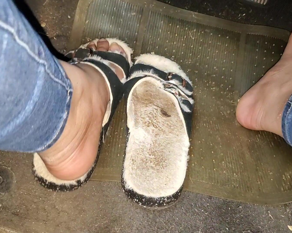 Tori Valentine aka missfeetstinkvip Foot Fetish - 08-11-2024 OnlyFans Video - Why in hell would I chose to wear a pair of dirty, matted_down furry sandals in