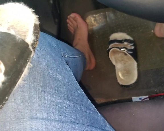 Tori Valentine aka missfeetstinkvip Foot Fetish - 08-11-2024 OnlyFans Video - Why in hell would I chose to wear a pair of dirty, matted_down furry sandals in