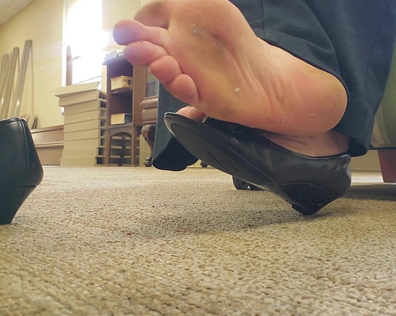 Tori Valentine aka missfeetstinkvip Foot Fetish - 08-20-2024 OnlyFans Video - I love these peep toe wedges But my feet get so slimey in them