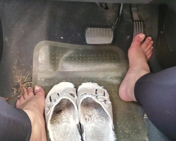 Tori Valentine aka missfeetstinkvip Foot Fetish - 09-08-2024 OnlyFans Video - 100 legit _ these sandals smell awful