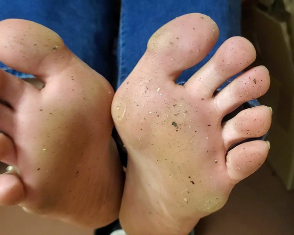 Tori Valentine aka missfeetstinkvip Foot Fetish - 08-29-2024 OnlyFans Video - You had the audacity to follow me to my storage unit, just to get a glimpse